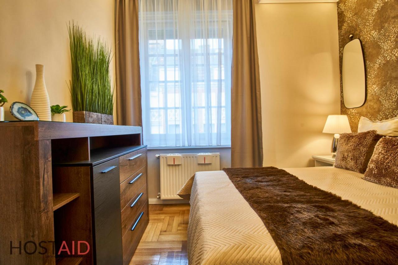 R7 Design Apartment - Hostaid Budapest Kültér fotó