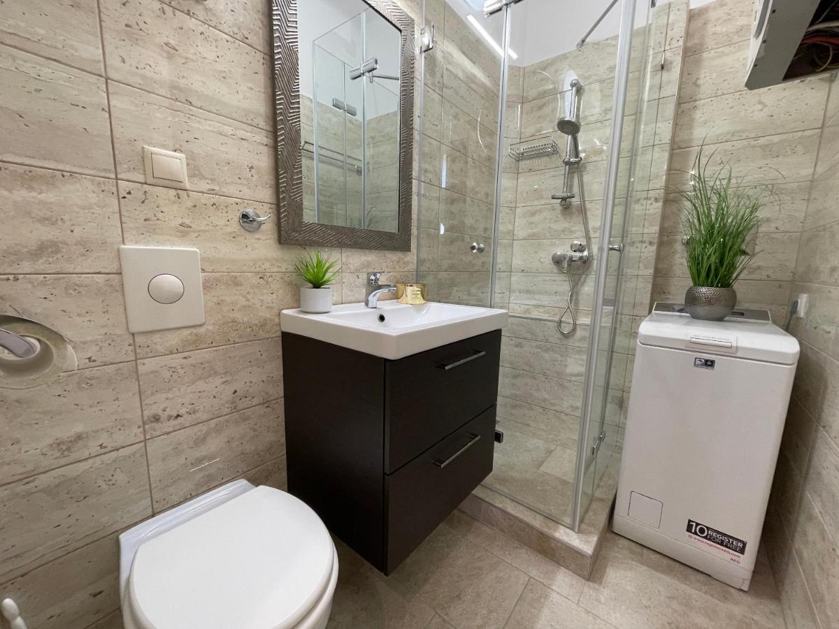 R7 Design Apartment - Hostaid Budapest Kültér fotó